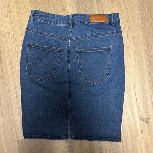 🩵 Vero Moda Blue Denim Skirt with Front Pockets – Size Medium - Picture 3 of 5